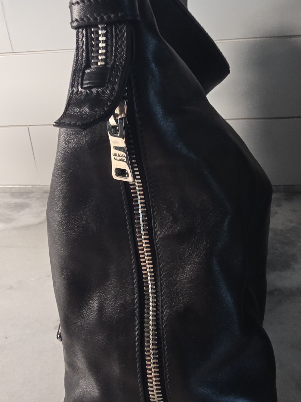 Prada Soft Calf Black Leather Shoulder Tote Vingage Beautiful Bag w Dust Bag - Picture 4 of 9